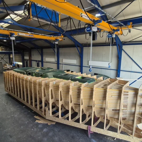 Bouwframes voor een mal in de werkplaats van PD Composites