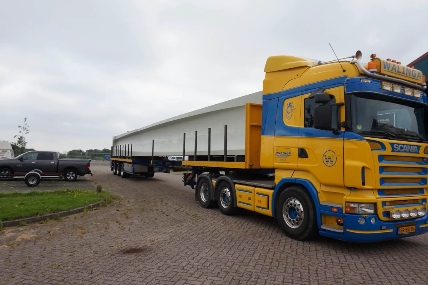 Special transport carrying a long load