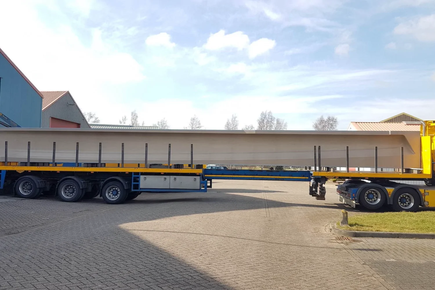 Long composite component on a low-loader