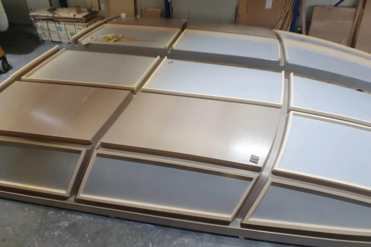 Curved mold with a grid of reinforcements