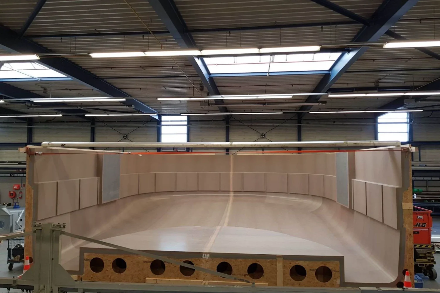 Large curved mold on supports in the workshop