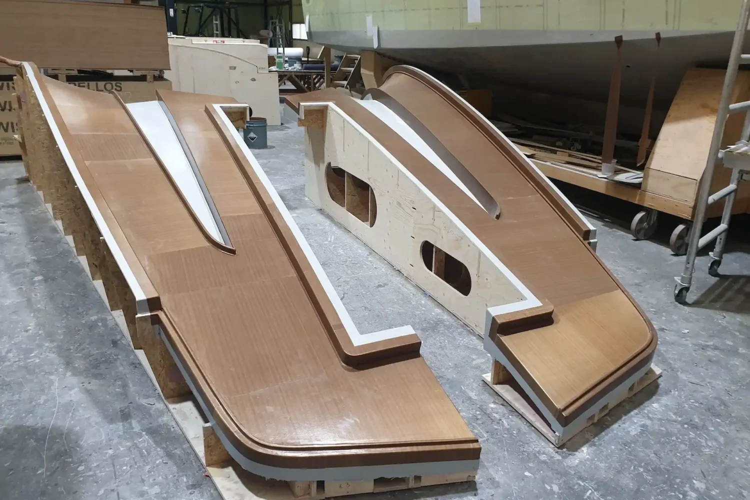Elongated mold sections with cutouts