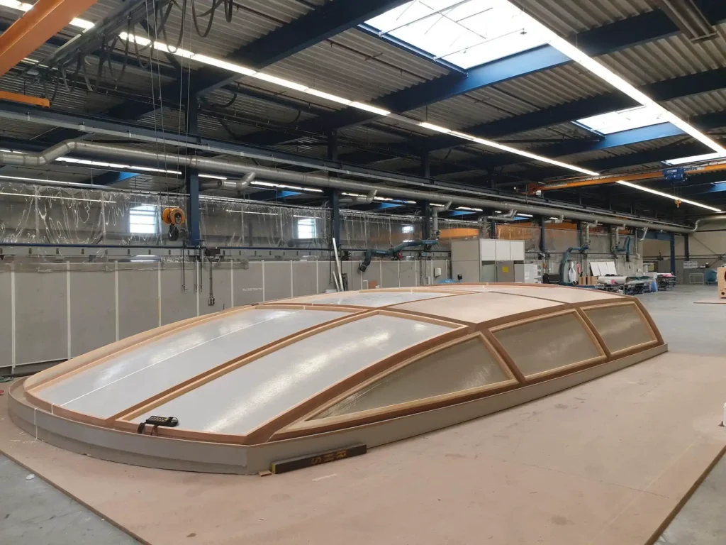 Low mold with angled surfaces in a production hall