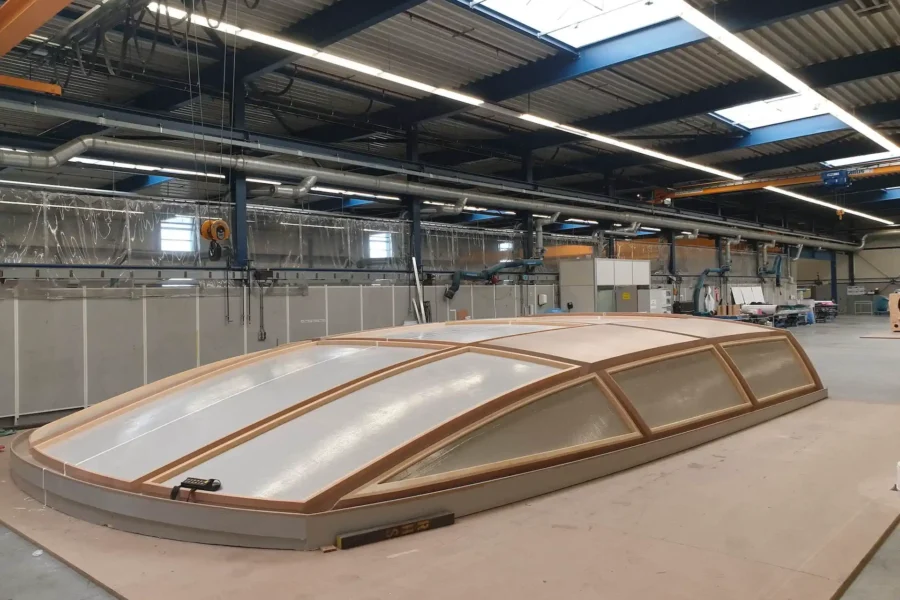 Low mold with angled surfaces in a production hall